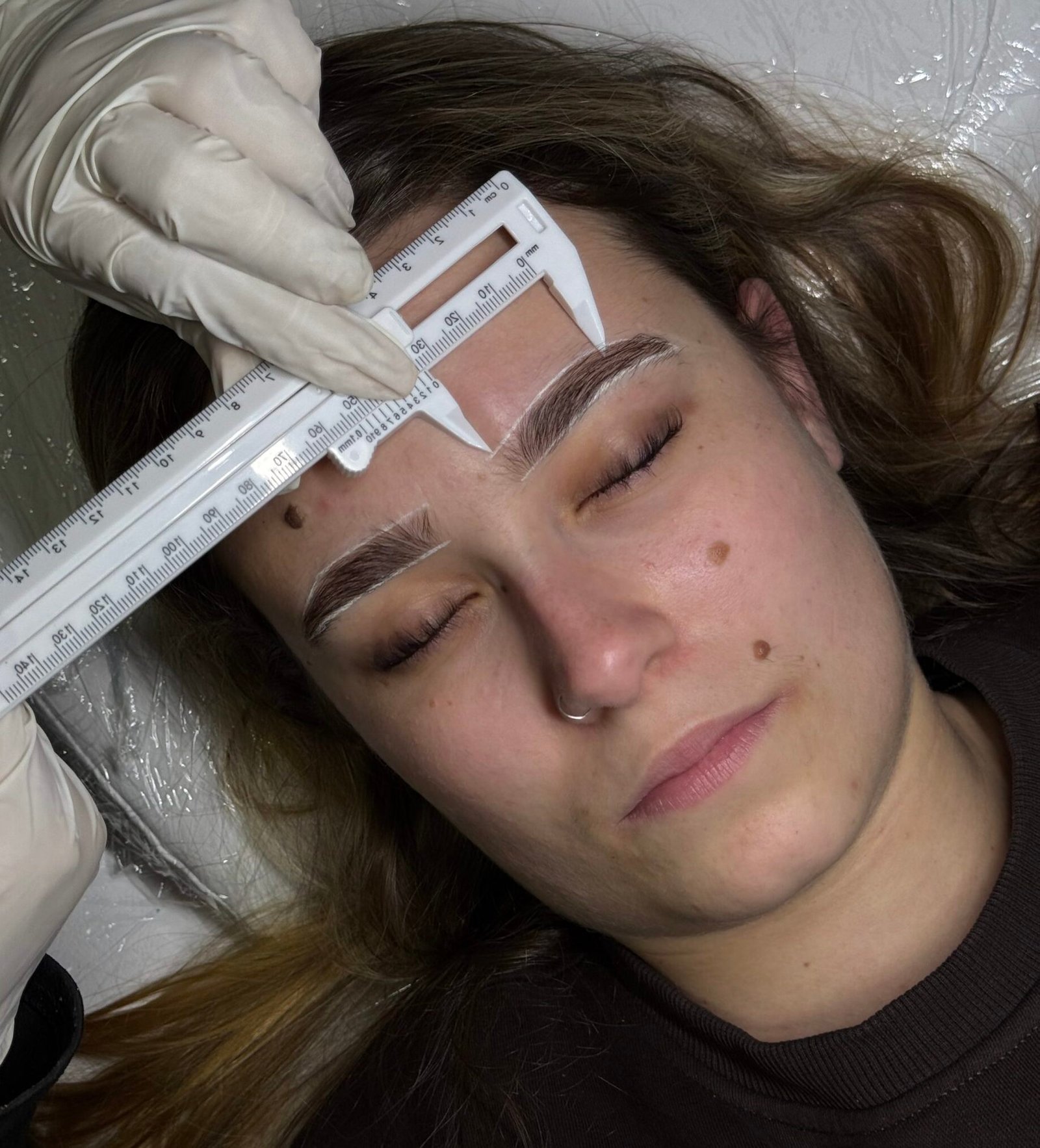 Depilación de cejas + Visagismo ciudad real aura nails